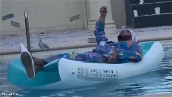 محمد رمضان يلقي بأموال