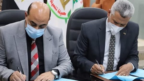 جانب من توقيع العقد