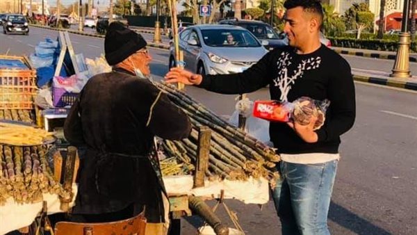 توزيع الفوانيس والحلوي