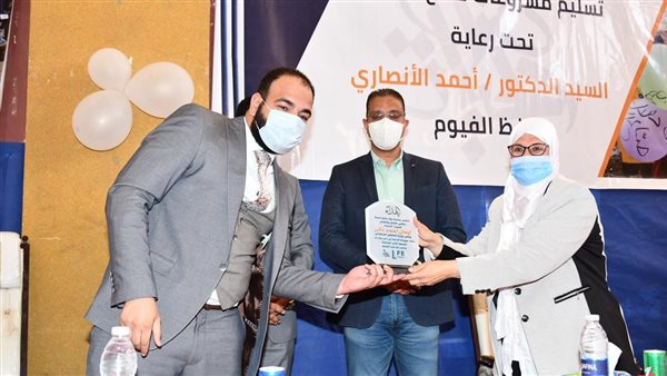 جانب من تسليم المشروعات