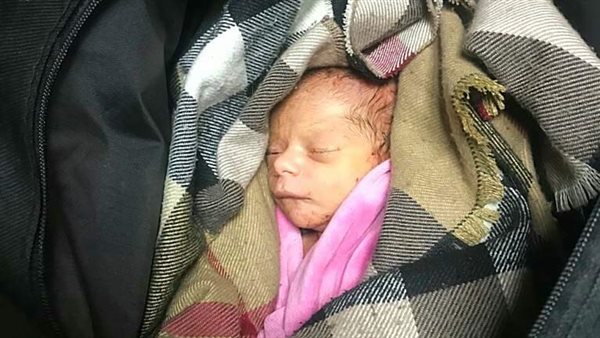 طفل رضيع داخل شنطة