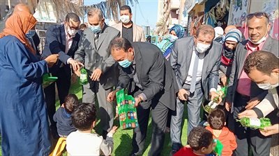 محافظ كفر الشيخ يوزع فوانيس رمضان على الأيتام بدور الرعاية (صور)