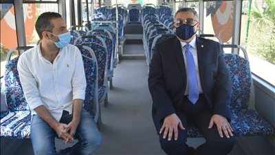 محافظ البحر الأحمر يعلن تشغيل أول أتوبيس نقل عام يعمل بالكهرباء (صور)