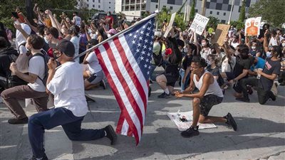 مقتل شاب أسود على يد الشرطة.. مسلسل العنصرية الأمريكية عرض مستمر 