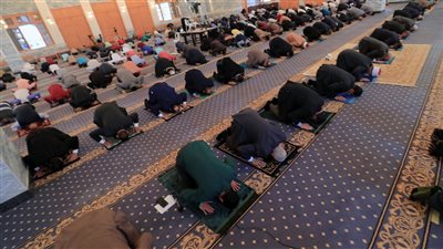 بعد منعها رمضان الماضي.. أهالي أسيوط يقيمون شعائر صلاة التراويح