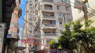 فرحة واحتفالات رمضانية بأدوات بسيطة.. الإسكندرانية يستخدمون الكراسات والأكياس في تزيين الشوارع