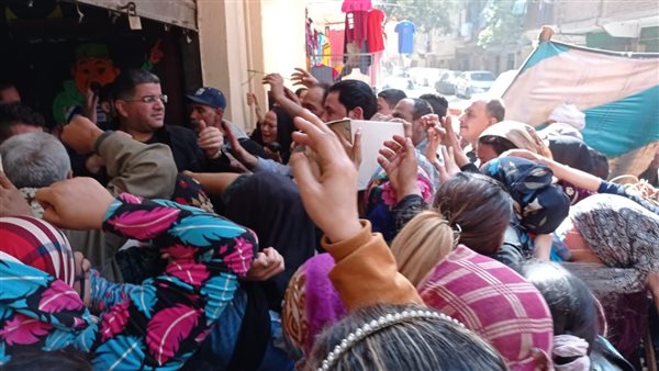 جانب من توزيع شنط