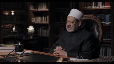 شيخ الأزهر يوضح حكم ترك طبيب لمريض أثناء عملية جراحية لأداء صلاة الجماعة (فيديو)