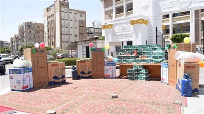 محافظ المنيا يُسلّم أجهزة للعرائس وإعانات شهرية ومستلزمات منزلية للأسر الأكثر احتياجًا