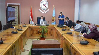 رئيس جامعة سوهاج يشارك في مناقشة تسويق المنتجات التراثية والحرفية