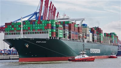 بعد حجز سفينة إيفر جيفين.. هل تدفع الشركة المالكة التعويضات المطلوبة لقناة السويس؟ 