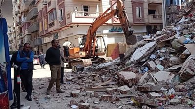 إزالة عقار دمنهور المتصدع حتى سطح الأرض حفاظًا على سلامة المارة والمنازل المجاورة (صور)