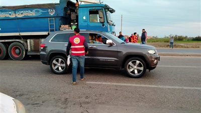 متطوعون يوزعون وجبات خفيفة للصائمين المسافرين عبر الطريق الساحلى الدولي بدمياط