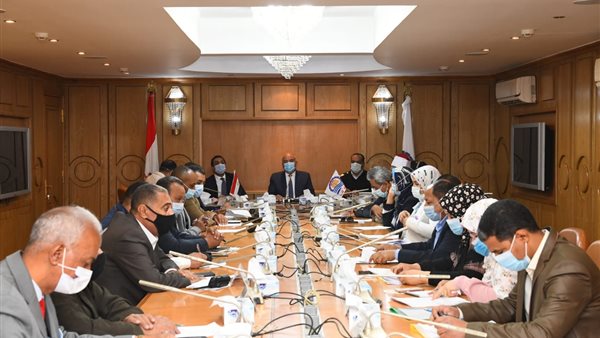 اجتماع محافظ قنا