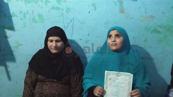 الفتاة بصحبة والدتها