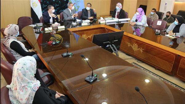 جانب من اجتماع المحافظ