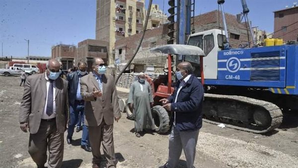 محافظ أسيوط أثناء