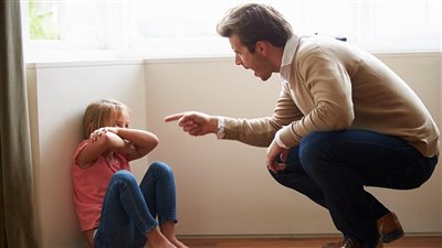 مع الوقت لا تعطي نتيجة إيجابية.. أضرار استخدام أسلوب التهديد مع الطفل