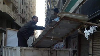 استجابة لشكاوى المواطنين.. إزالة سقف حديدي يمثل خطورة على المارة بالإسكندرية