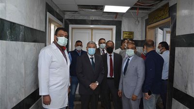 محافظ المنيا يتابع العمل داخل مستشفى التأمين الصحي