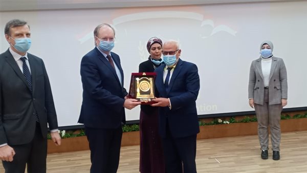 جانب من اهداء الدرع