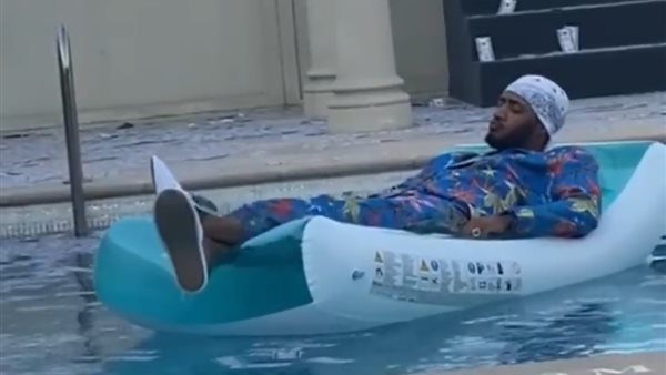 محمد رمضان وهو يلقي