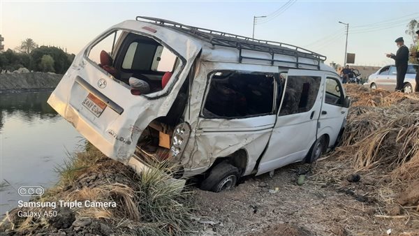 انقلاب ميكروباص بترعة