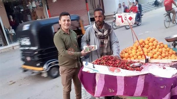 قبطي يوزع وجبات إفطار