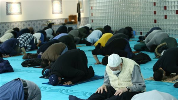 المسلمون يوؤدون صلاة