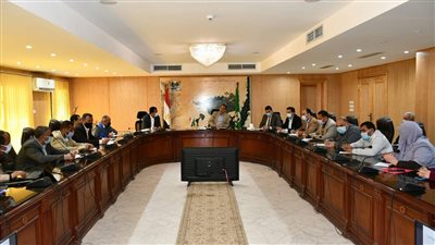 محافظ الفيوم يبحث آليات تنفيذ الضوابط والاشتراطات البنائية الجديدة