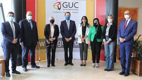 وزيرة البيئة مع إدارة