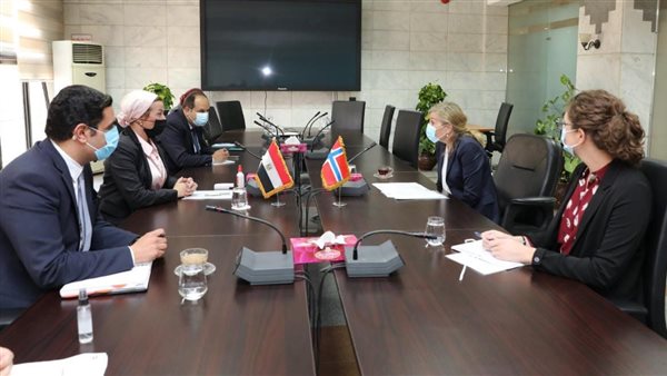   وزيرة البيئة خلال