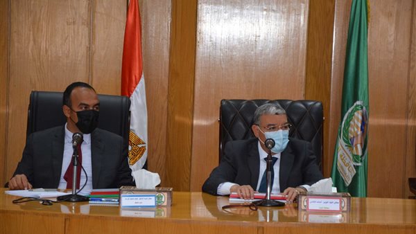 جانب من اجتماع محافظ