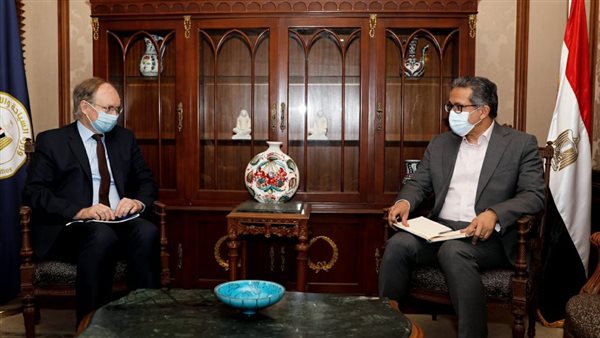 وزير السياحة وسفير