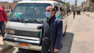 رئيس مدينة مطاي يتابع الإجراءات الاحترازية لمواجهة فيروس كورونا بمواقف السيارات