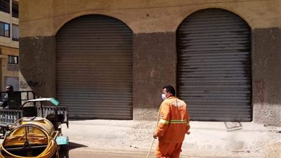 للحد من كورونا.. رش وتطهير محيط مستشفى قها والمساكن والشوارع (صور) 