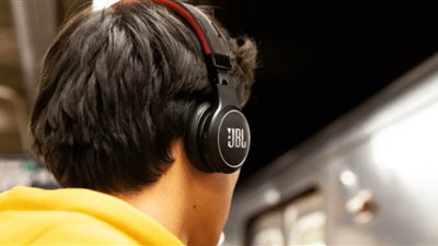 تشحن نفسها بالطاقة الشمسية.. الإعلان عن سماعات لاسلكية ثورية