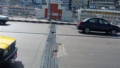 الإسكندرية.. مخاوف من حوادث الطرق بسبب كسور الفواصل المعدنية بكوبري ستانلي