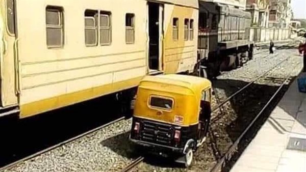 توك توك في محطة قطارات