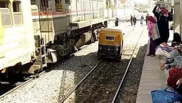 توك توك على القضبان