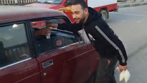 شباب يوزعون عصائر