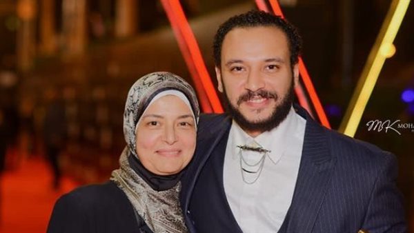 أحمد خالد صالح ووالدته