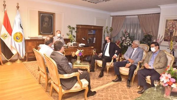 جانب من اجتماع محافظ