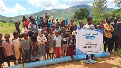 طلاب هندسة المنيا يحفرون بئرًا في مالاوي بدلًا من حفل تخرجهم