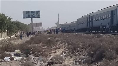 خروج قطار القليوبية عن مساره ووصول الإسعاف إلى مكان الحادث (فيديو)