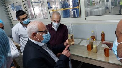 محافظ بورسعيد يتابع عمل مصنعي إنتاج وتعبئة الزيوت وتكرير زيت الطعام جنوب المحافظة