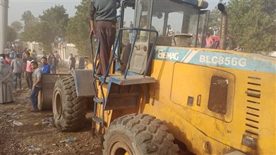 أهالي سندنهور يستدعون اللوادر والحفارات المملوكة للأهالي لرفع آثار حادث قطار طوخ (صور)