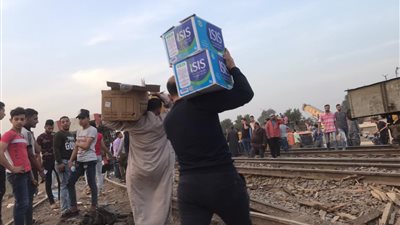 الأهالي يتسابقون لتوزيع المياه والعصائر على المصابين في حادث قطار طوخ