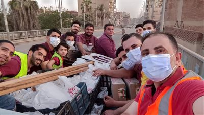 شباب المنوفية يقدم وجبات لأهالي مصابي حادث قطار طوخ