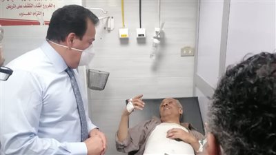 وزير التعليم العالي يتفقد مستشفى بنها الجامعي للاطمئنان على مصابي حادث قطار طوخ (صور)